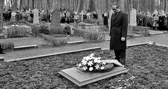 Acting Secretary-General U Thant lays a wreath at Hammarskjöld’s grave in 1962. Acting Secretary-General U Thant lays a wreath at Hammarskjöld’s grave in 1962.